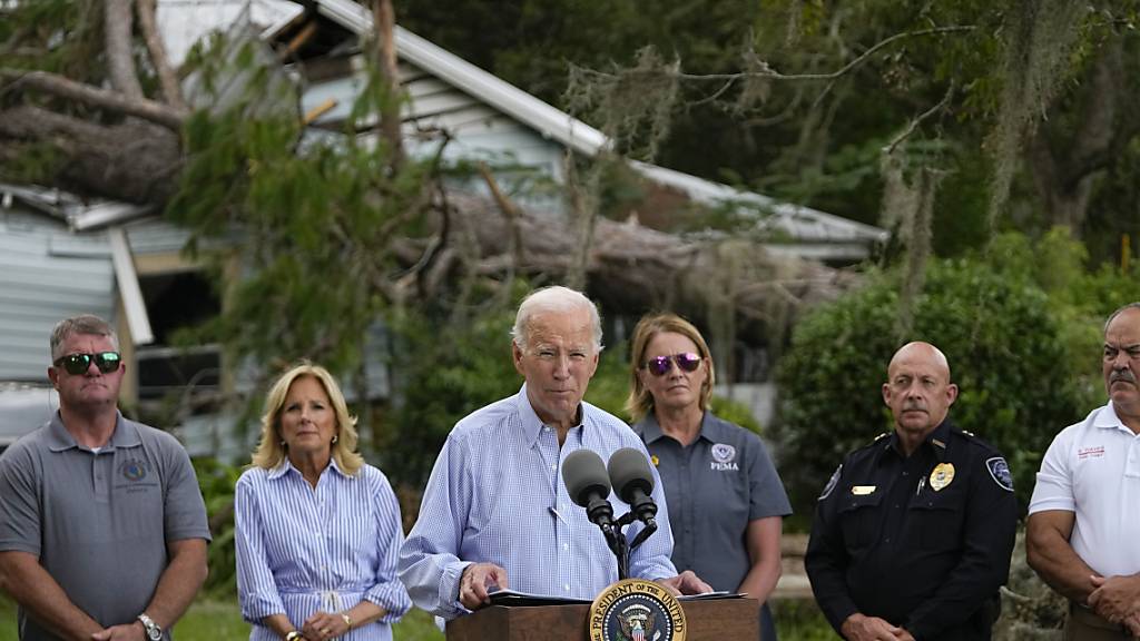 US-Präsident Joe Biden verspricht den Betroffenen des Tropensturms «Idalia» Hilfe. Foto: Julio Cortez/AP
