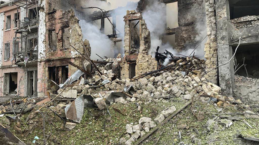 HANDOUT - Aus einem zertörten Gebäude steigt Rauch auf. Foto: National Police of Ukraine/AP/dpa - ACHTUNG: Nur zur redaktionellen Verwendung und nur mit vollständiger Nennung des vorstehenden Credits