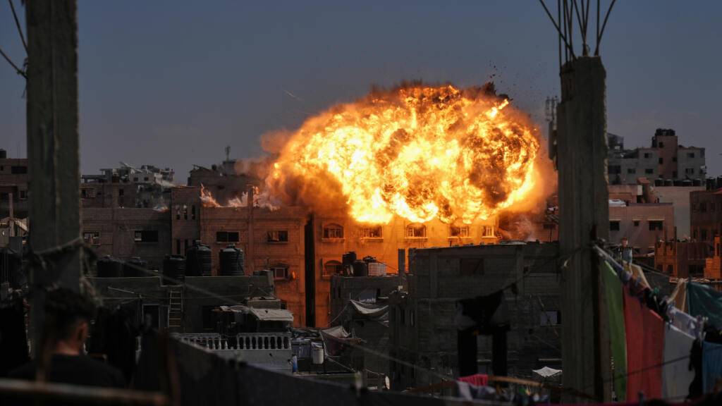 Nach einem israelischen Luftangriff in Gaza Stadt kommt es zu einer Explosion. Foto: Jehad Alshrafi/AP/dpa