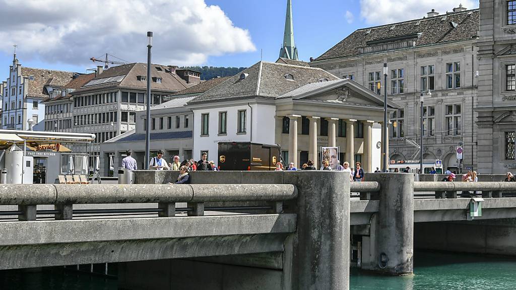 Die Rathausbrücke in Zürich wurde Anfang der 1970er Jahre erstellt. Nun muss sie durch einen Neubau ersetzt werden. Gleichzeitig sind Hochwasserschutzmassnahmen geplant. (Archivbild)