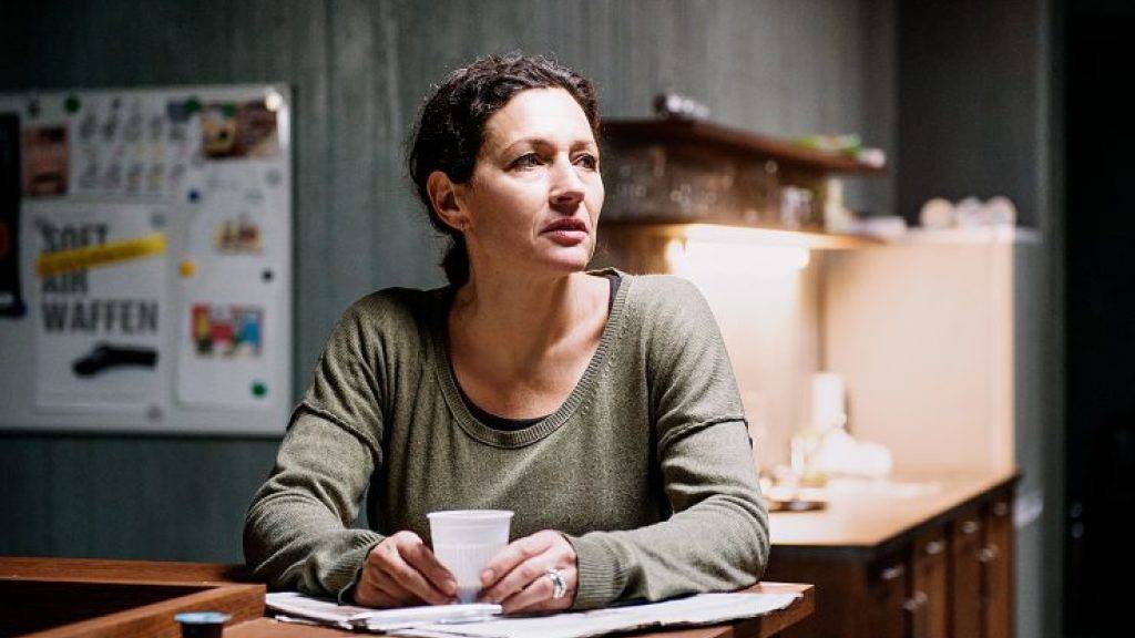 Kann gut nachvollziehen, dass der «Tatort» ein beliebtes Sonntagsritual ist: Schauspielerin Delia Mayer - hier in einer Szene der nächsten «Tatort»-Folge «Freitod» von Regisseurin Sabine Boss. (Bild: SRF/Daniel Winkler)