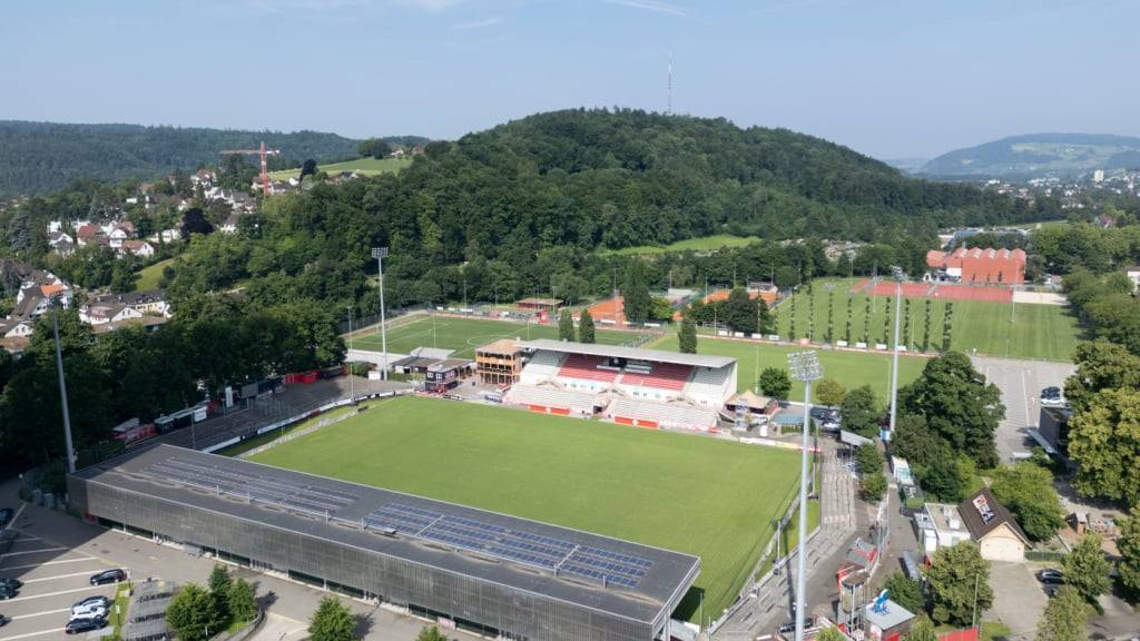 Das Fussballstadion Schützenwiese soll modernisiert werden. Der Winterthurer Stadtrat beantragt 31,5 Millionen Franken für den Umbau der Stirntribünen. (Archivbild)