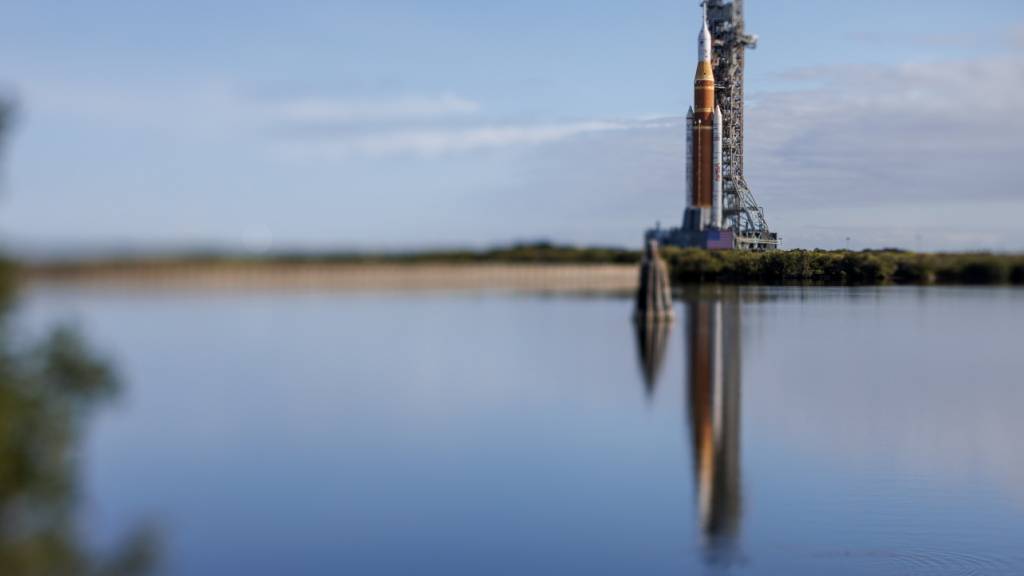 Raketensystem für Mondmission auf Startplatz gerollt