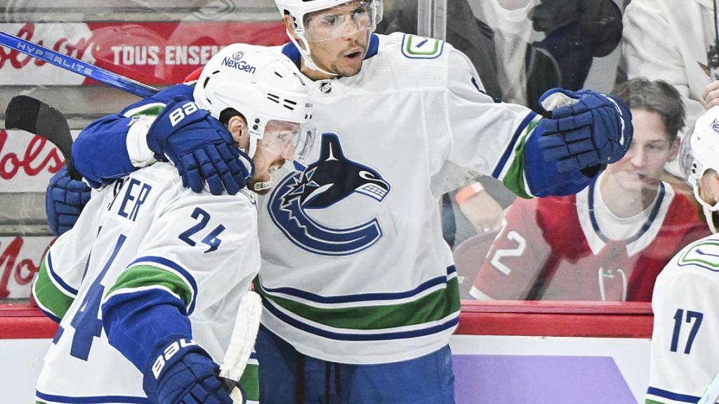 Pius Suter (links) reitet mit den Vancouver Canucks auf einer Erfolgswelle