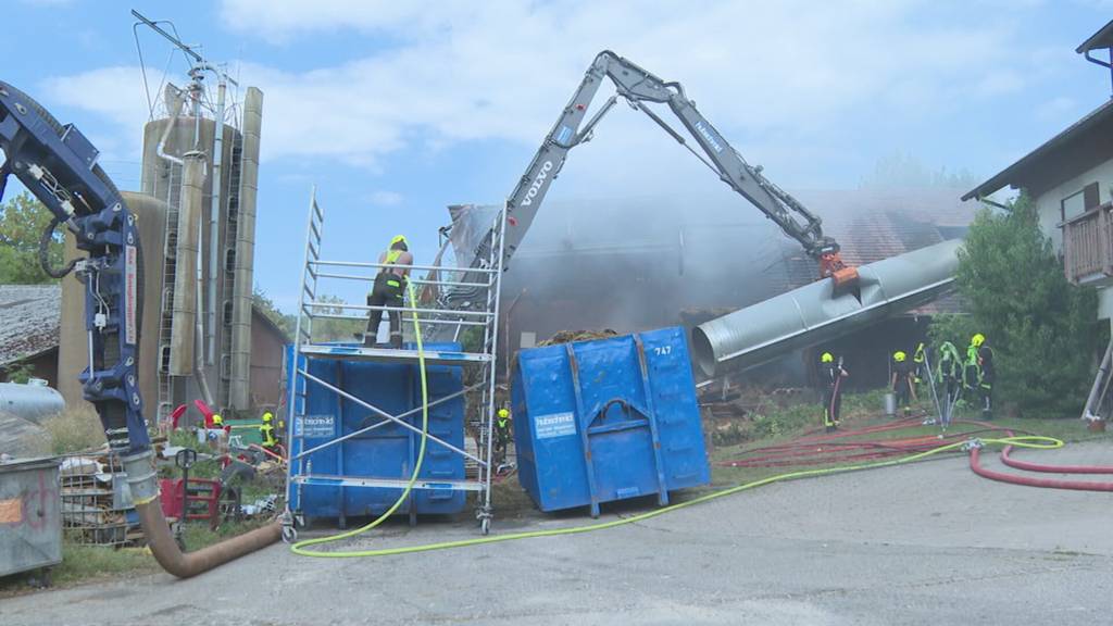 Grossaufgebot: Ein Brand in einem Heustock in Hilfikon beschäftigt die Feuerwehr die ganze Nacht