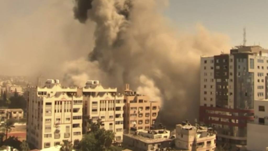 Ein Gebäude, in dem verschiedene internationale Medien untergebracht sind, darunter auch die Associated Press, stürzt nach einem israelischen Luftangriff ein. Berichten zufolge wurden die Bewohner zuvor aufgefordert, das Gebäude zu verlassen.