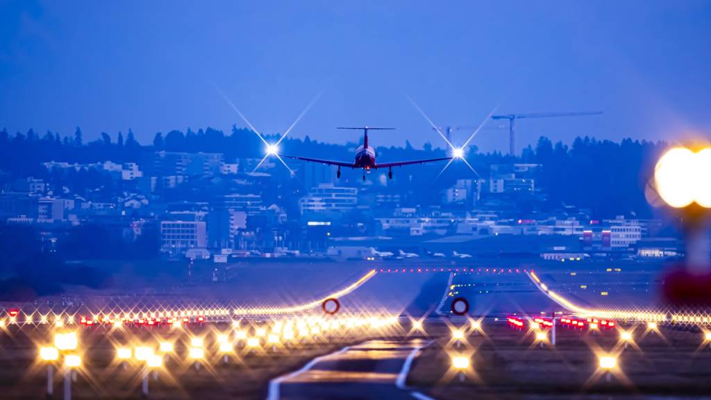 Der Nationalrat wird sich am kommenden Montag mit einer Revision des Luftfahrtgesetzes befassen. Die Vorlage sieht vor, die Betriebszeiten der Flughäfen Genf und Zürich gesetzlich zu verankern. (Archivbild)
