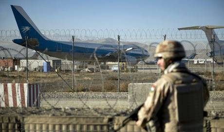Mehrere Tote: Taliban-Kämpfer stürmen den Flughafen von ...