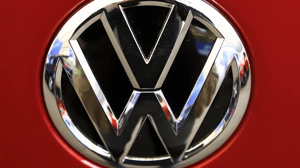 Der Volkswagen-Konzern hat sich mit klagenden Fahrzeugbesitzern und der US-Umweltbehörde EPA auf eine Lösung im Streit um angebliche Falschangaben zum Benzinverbrauch von Autos geeinigt. (Archivbild)