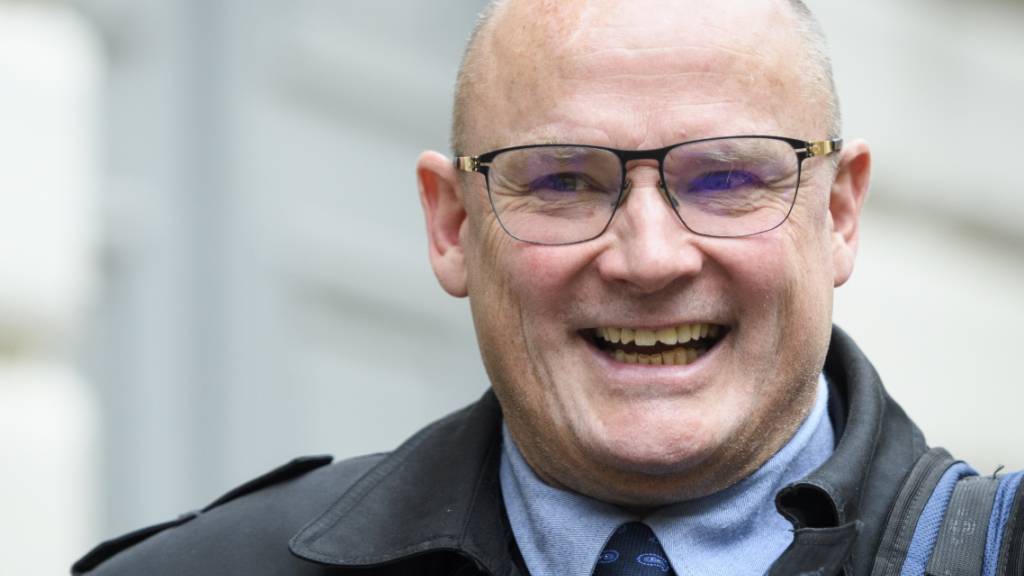 Der ehemalige SVP-Nationalrat Yvan Perrin ist vom Polizeigericht in Neuenburg vom Vorwurf der Rassendiskriminierung freigesprochen worden.