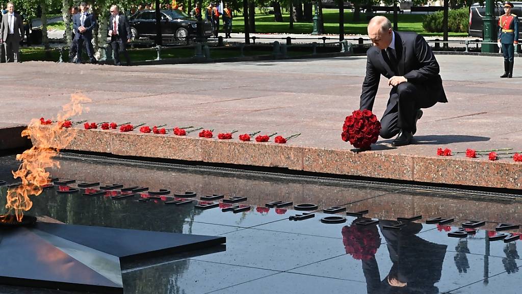 Wladimir Putin, Präsident von Russland, legt am 80. Jahrestag des Überfalls auf die Sowjetunion einen Blumenstrauß zum Gedenken an die Gefallenen des Zweiten Weltkriegs am Grabmal des unbekannten Soldaten nieder. Foto: Alexei Nikolsky/Pool Sputnik Kremlin/AP/dpa