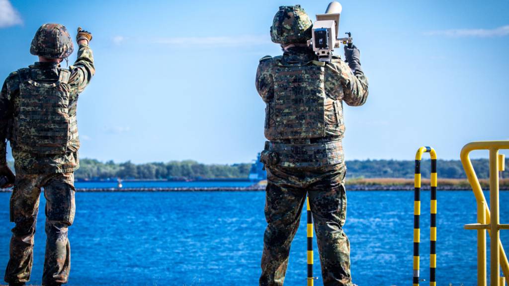 ARCHIV - Ein System zur Drohnenabwehr vom Typ HP 47+ bei einem Übungsszenario im Hafen. Foto: Jens Büttner/dpa