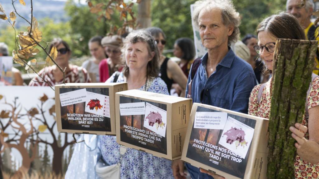 Am Donnerstag ist die Campax-Petition «Schützen wir unsere Wälder, bevor es zu spät ist» mit mehr als 72'600 Unterschriften an die Bundeskanzlei übergeben worden.