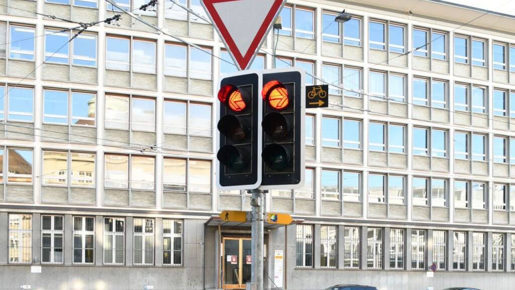 In der Stadt St. Gallen und weiteren Ortschaften im Kanton sollen Velofahrerinnen und Velofahrer an mehr Ampeln bei Rot rechts abbiegen können.