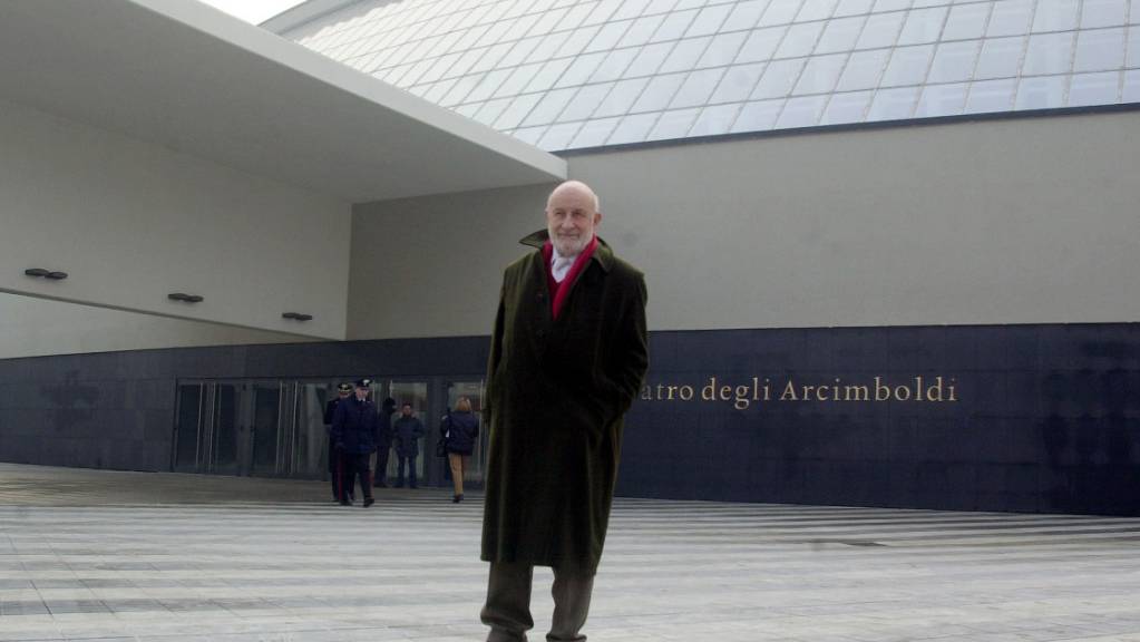 Der italienische Stararchitekt Vittorio Gregotti im Jahr 2002 vor dem von ihm entworfenen Arcimboldi-Theater in Mailand. Er starb an einer Coronavirus-Erkrankung. (KEYSTONE/AP Photo/Luca Bruno)