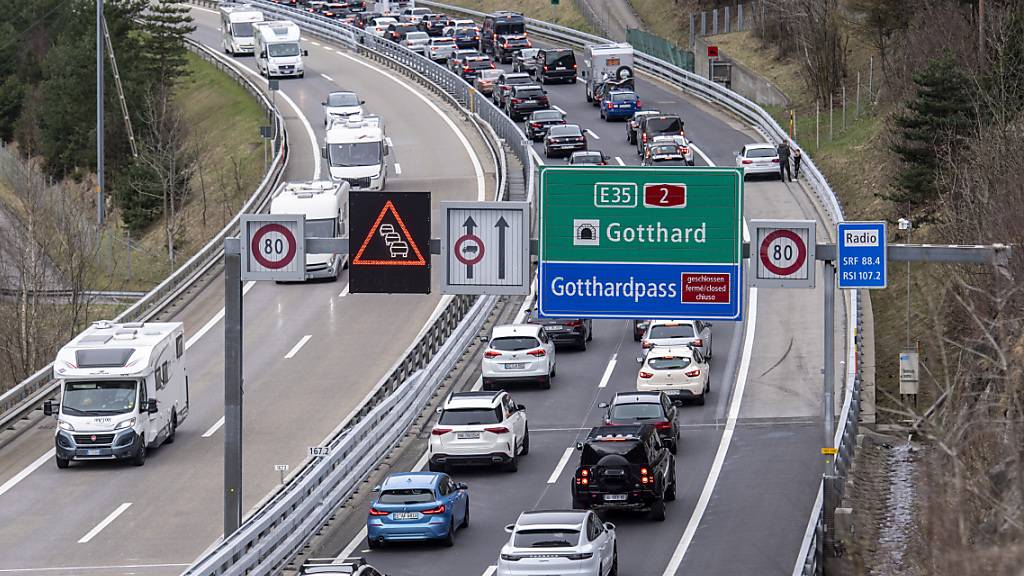 Auch am Sonntag ist die Fahrt in den Süden auf der Gotthard-Autobahn zur Geduldsprobe geworden. (Archivbild)