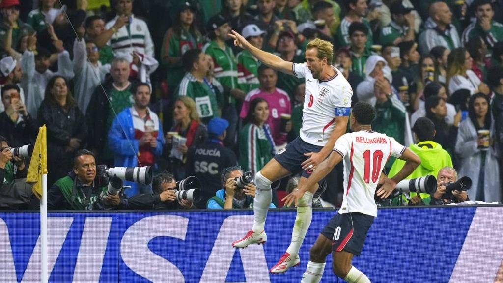 Harry Kane (in der Luft) trifft auch gegen Mexiko, Jude Bellingham leitet den Sieg mit einer Doublette ein