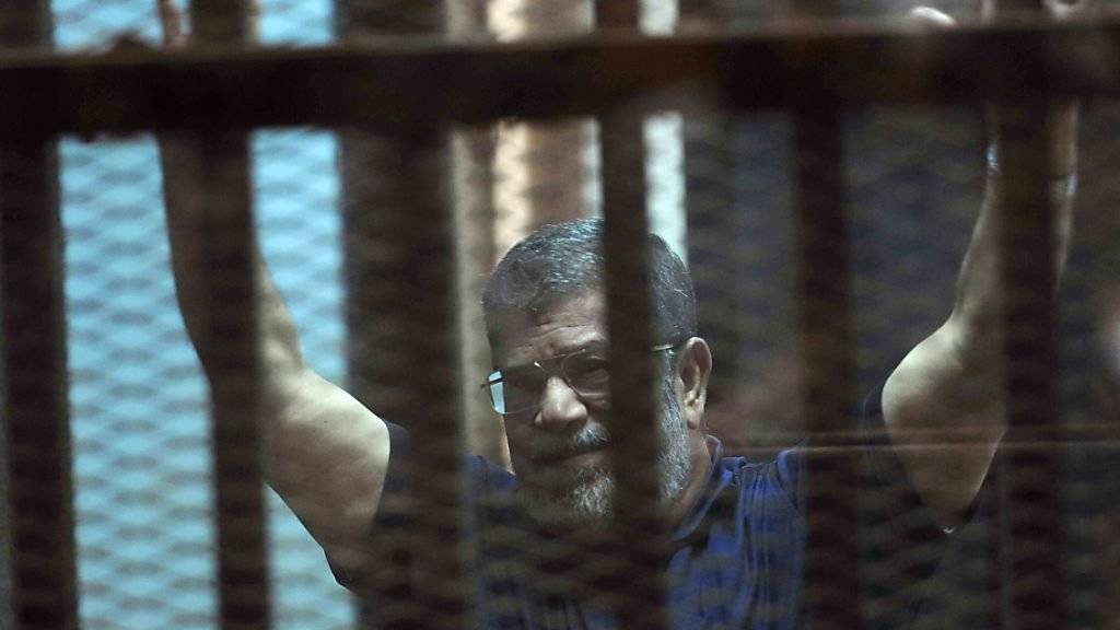 Der inhaftierte Ex-Präsident Mohammed Mursi während einer früheren Gerichtsverhandlung (Archiv)