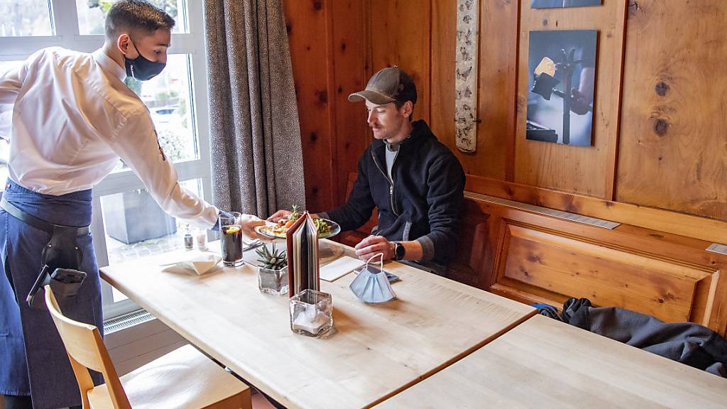 Ein Handwerker geniesst die Mittagspause und das Mittagsmenü im Glasi Restaurant Adler in Hergiswil im Kanton Nidwalden. Neu können die Büezer-Kantinen den ganzen Tag offen sein. (Archivbild)