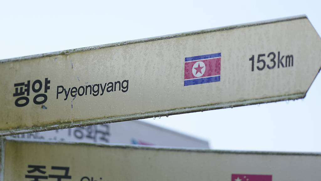 Ein Schild zeigt in Richtung der nordkoreanischen Hauptstadt Pjöngjang. Foto: Lee Jin-man/AP/dpa