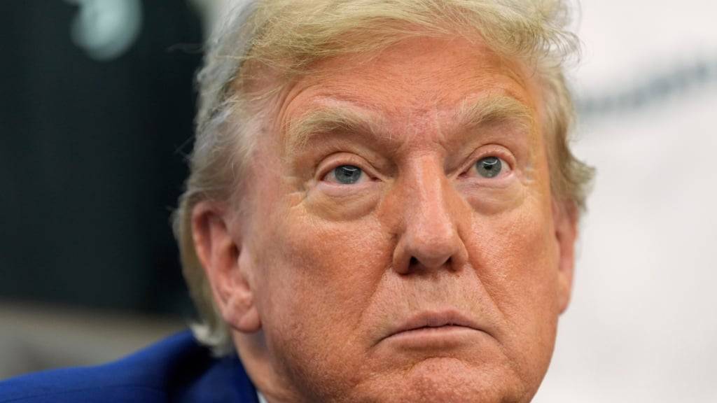 ARCHIV - US-Präsident Donald Trump spricht mit Reportern, während er sich mit Mitgliedern des Fußballclubs Juventus im Oval Office des Weißen Hauses trifft. Foto: Alex Brandon/AP/dpa