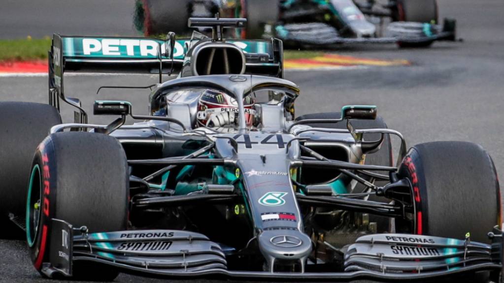 Wird es in dieser Saison so nicht geben: Die Mercedes-Autos von Lewis Hamilton (vorne) und Valtteri Bottas mit der silbernen Lackierung von 2019