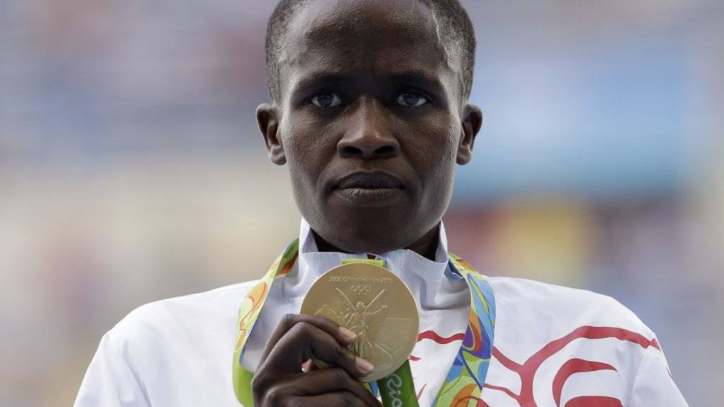 Steeple-Läuferin Ruth Jebet präsentiert bei Olympia in Rio ihre Goldmedaille