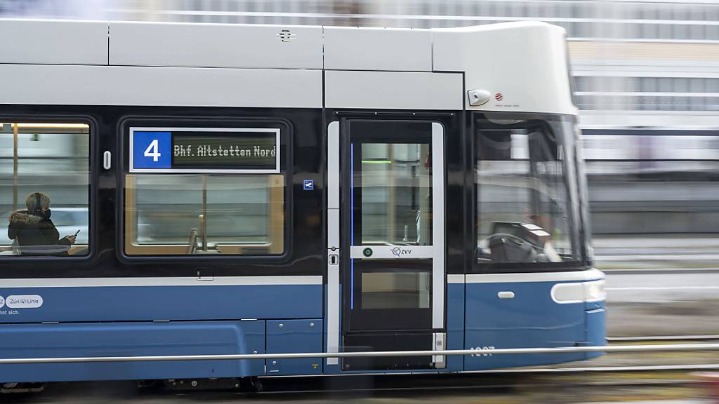 Ein Franken pro Tag fürs VBZ-Billett ist genug, findet die Stadtzürcher SP. Sie hat eine Initiative lanciert, die den ÖV für Stadtzürcherinnen und Stadtzürcher deutlich vergünstigen will. (Archivbild)