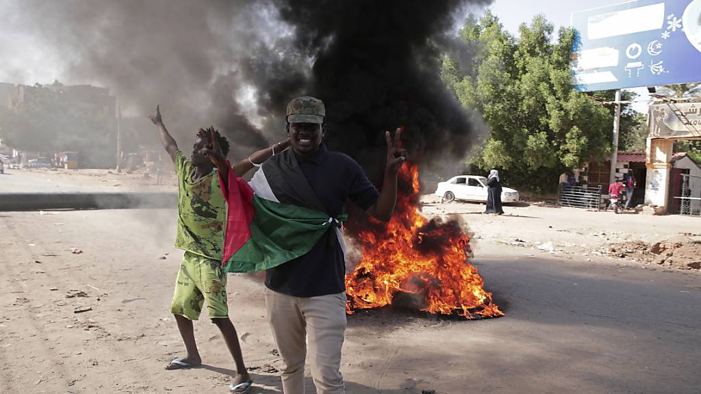 Bei den jüngsten Demonstrationen gegen die Machtübernahme durch das Militär im vergangenen Monat haben Sicherheitskräfte in der sudanesischen Hauptstadt Tränengas auf Protestierende gefeuert. Foto: Marwan Ali/AP/dpa