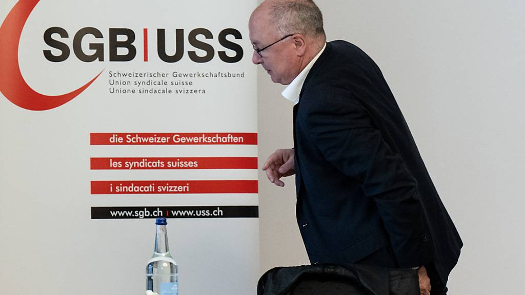 Fordert eine Lohnrunde mit realen Erhöhungen: SGB-Präsident Pierre Yves Maillard, hier an einer MK gegen die sinkende Kaufkraft in Bern. (Archivbild)
