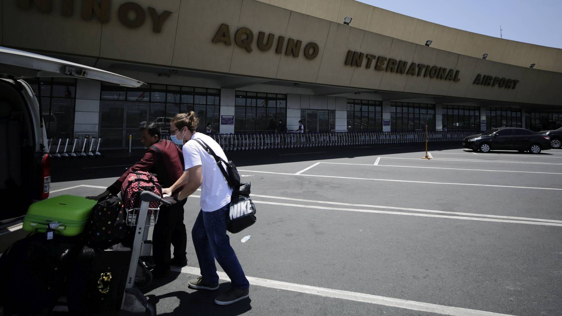 Reisende warten am Flughafen Ninoy Aquino in Manila auf ihren Rückflug in die Heimat.
