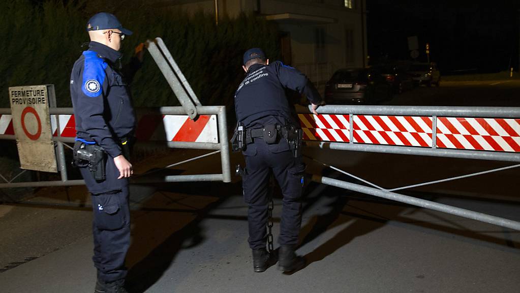 In der Schweiz ist am Montag um Mitternacht der Notstand in Kraft getreten und die Landesgrenzen sind weitestgehend geschlossen worden.