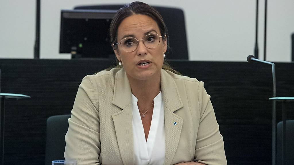 Die für die Flüchtlinge zuständige Luzerner Regierungsrätin Michaela Tschuor-Naydowski (Mitte), sagt, es sei nicht erfreulich, aber unumgänglich, dass eine Notunterkunft in einer Zivilschutzanlage eingerichtet werden müsse. (Archivaufnahme)