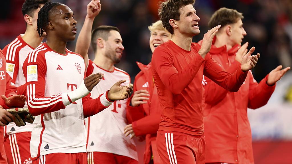 Die Spieler von Bayern München lassen sich von den Fans feiern