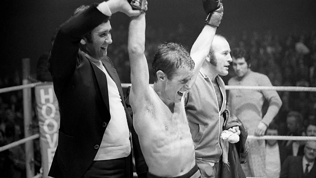 Fritz Chervet jubelt nach der Verteidigung seines EM-Titel im Fliegengewicht gegen den britischen Herausforderer John McCluskey am 26. Dezember 1972 im Hallenstadion in Zürich