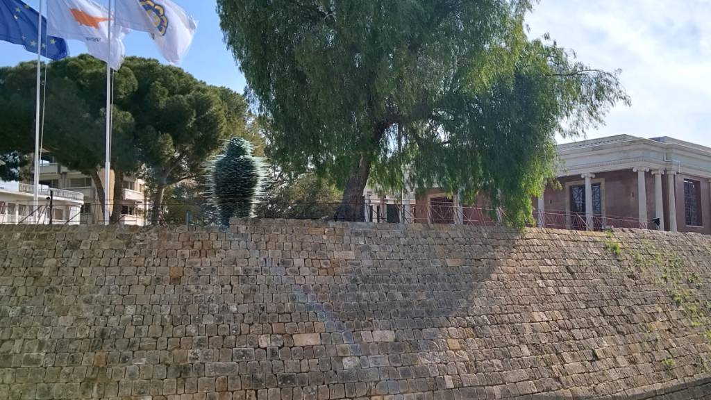 ARCHIV - Die Fahnen der EU, der Republik Zypern und der Hauptstadt Nikosia wehen am Rathaus von Nikosia (von links nach rechts). Foto: Takis Tsafos/dpa