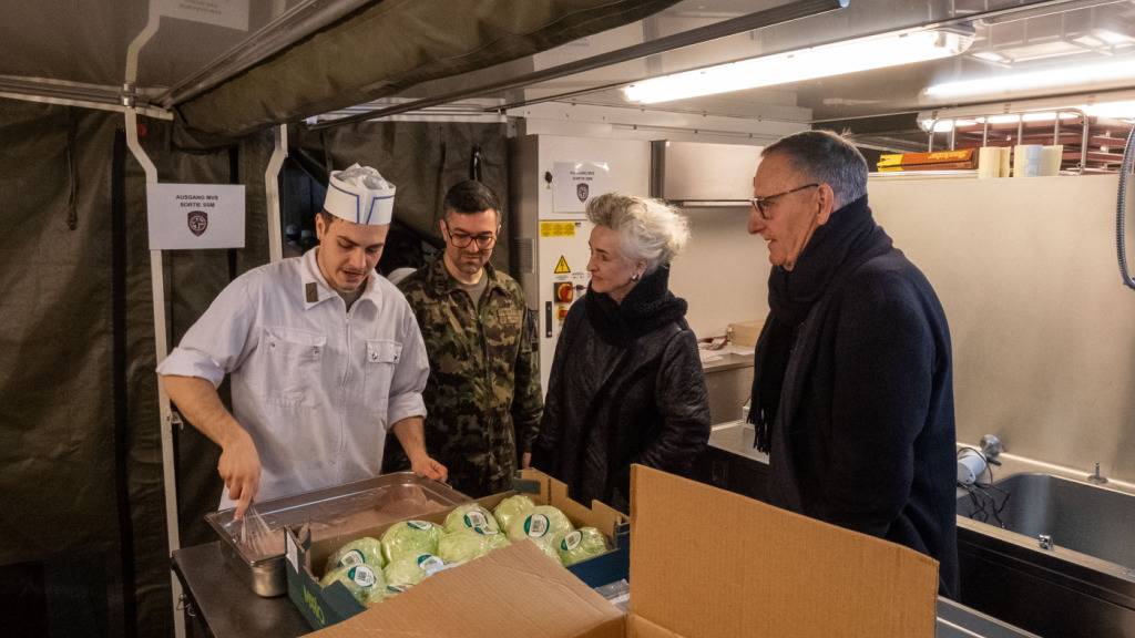 Besuch in der Armee-Küche: Regierungsrätin Carmen Walker Späh (FDP) und Sicherheitsdirektor Mario Fehr (parteilos) am diesjährigen WEF.