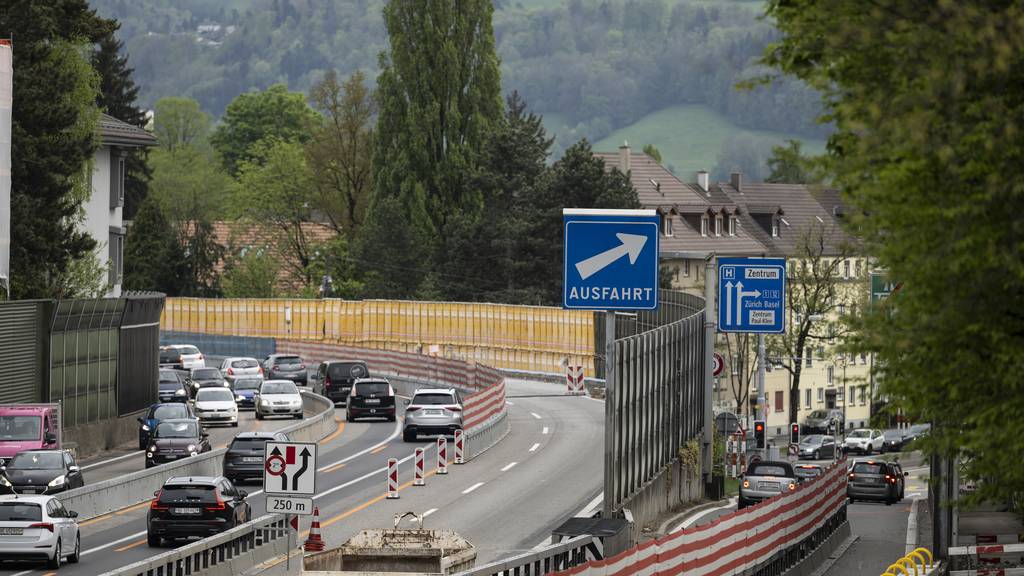 Verkehr rollt über die Stadtautobahn A6 bei der Autobahnausfahrt Bern - Ostring, am Freitag, 29. April 2022 im Osten von Bern.