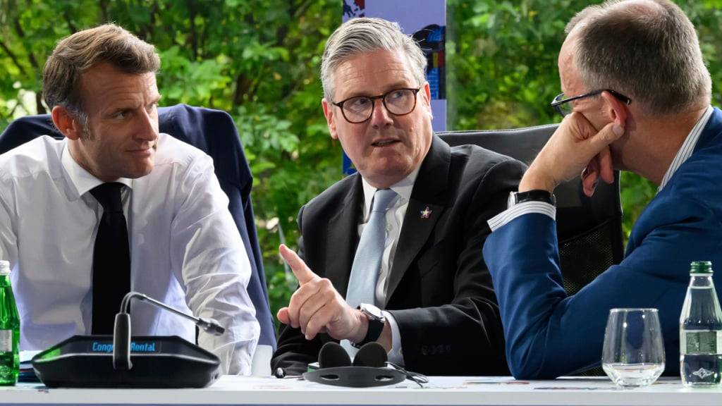 ARCHIV - Frankreichs Präsident Emmanuel Macron (l-r), Großbritanniens Premierminister Keir Starmer und Deutschlands Bundeskanzler Friedrich Merz (CDU) sprechen während des Sicherheitstreffens zur Ukraine auf dem 6. Gipfeltreffen der Europäischen Politischen Gemeinschaft. Foto: Leon Neal/Getty Pool/AP/dpa