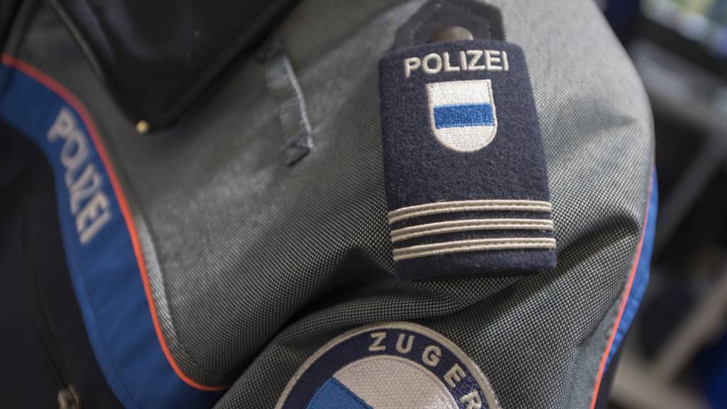 Ein Zuger Polizist hat in seiner Freizeit am Sonntag in der Stadt Zug zwei jugendliche Taschendiebe gestoppt. (Symbolbild)