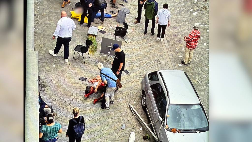 91-Jährige prallt mit Auto in Gartenwirtschaft: Vier Verletzte bei Unfall in Einsiedeln