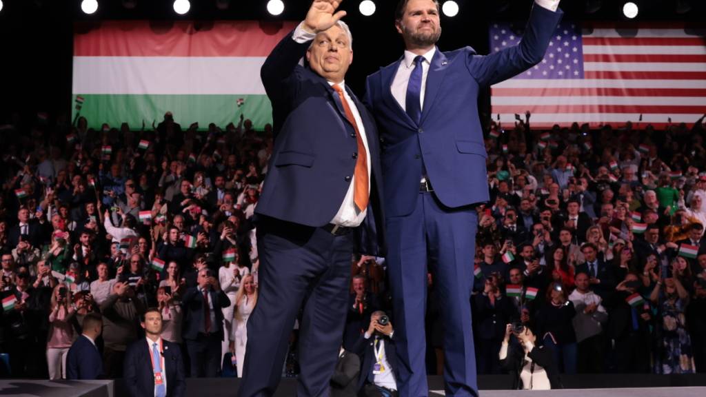 ARCHIV - Ungarns Ministerpräsident Viktor Orban (l) und US-Vizepräsident JD Vance winken dem Publikum am Ende einer Wahlkampfveranstaltung für die Parlamentswahl am 12. April 2026. Foto: Jonathan Ernst/Pool Reuters/AP/dpa
