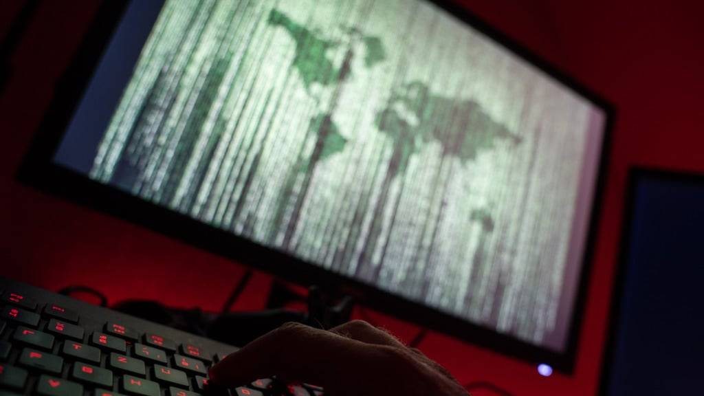 ILLUSTRATION - ARCHIV - Ein Mann sitzt am Rechner und tippt auf einer Tastatur. Foto: Nicolas Armer/dpa