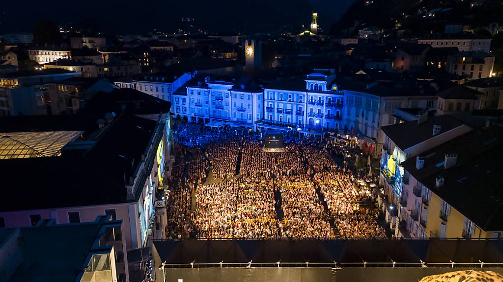Klimaaktivisten von Renovate Switzerland haben am Montagabend eine Preisverleihung am Locarno Film Festival unterbrochen. Auf einem Video ist zu sehen, wie ein Sprecher auf der Bühne für ein stärkeres Engagement beim Klimaschutz plädierte. (Archivbild)