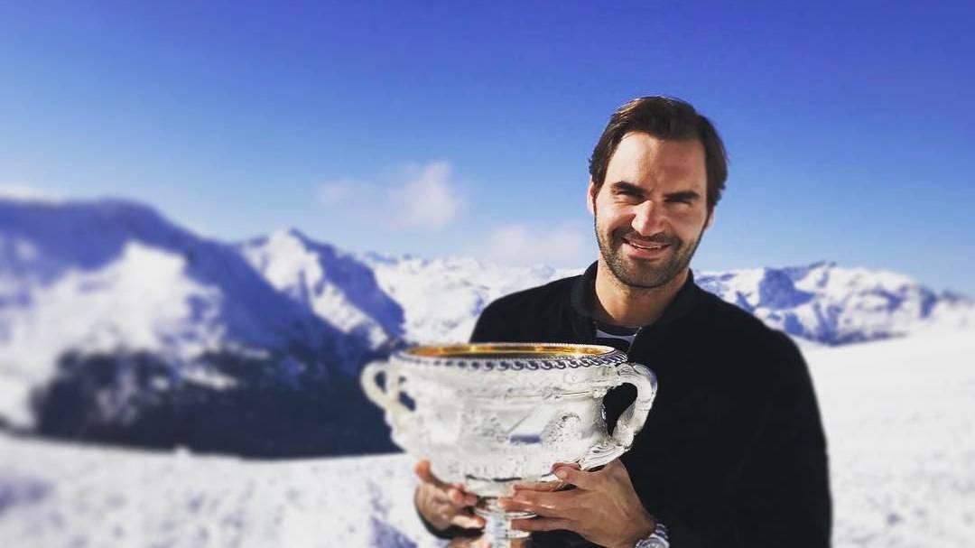 Davon hat Roger Federer geträumt: Mit der Australian-Open-Trophäe Fotos auf einer Schweizer Bergspitze zu machen
