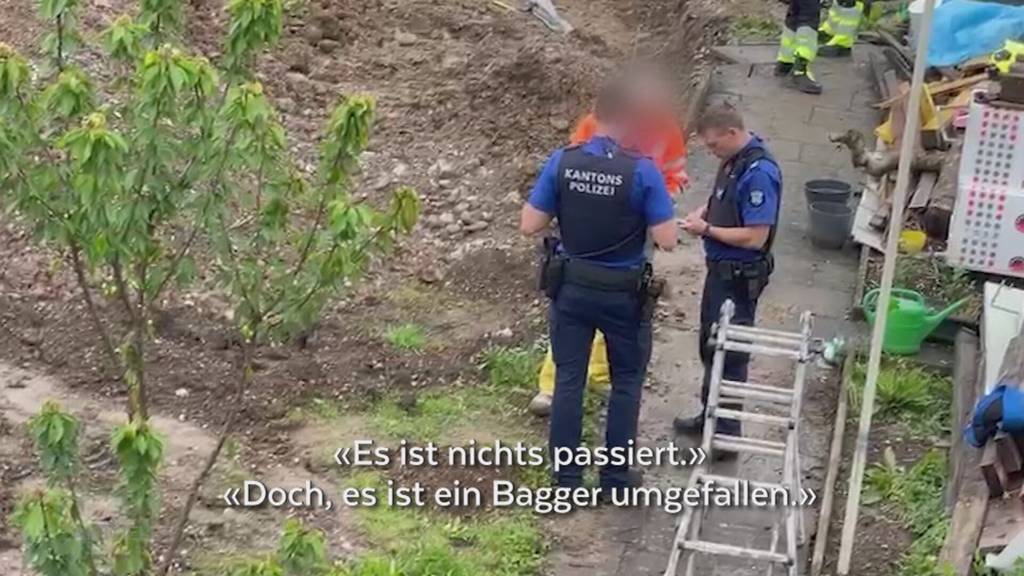 Missgeschick: Ein Hobby-Bauarbeiter kippt in Othmarsingen mit seinem Kleinbagger