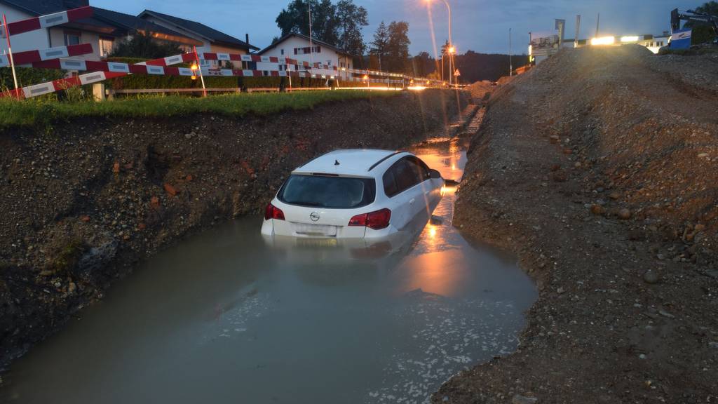 Betrunkener Autofahrer fährt in Wassergraben