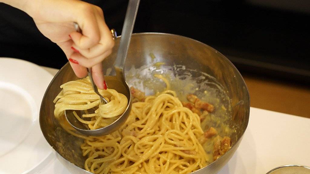Dem auch in der Schweiz beliebten italienischen Gericht Spaghetti Carbonara wird am heutigen Samstag mit einem weltweiten «Spaghetti Carbonara Day» gehuldigt. (Themenbild).