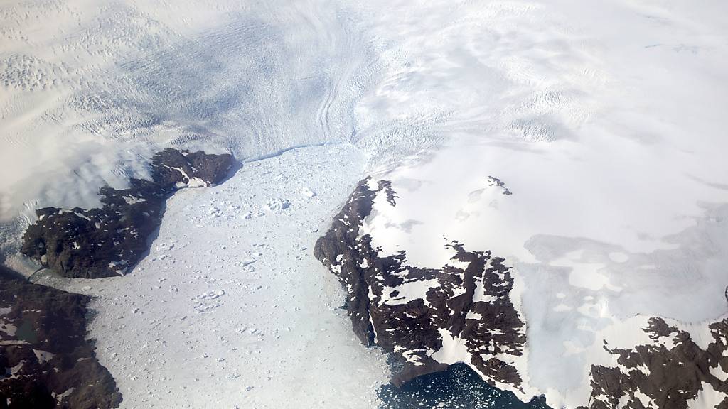 Die Erde hat einer neuen Studie zufolge in den vergangenen Jahren Billionen Tonnen an Eis verloren. Die Eisverluste nehmen besonders in der Antarktis und in Grönland mit hoher Geschwindigkeit zu. Im Bild: Eine Gletscherzunge in Südostgrönland. (Archivbild)