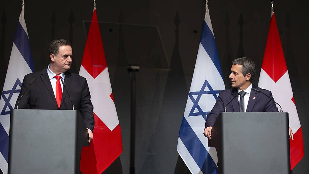 Bundesrat Ignazio Cassis hat am Montagabend in Luzern den israelischen Aussenminister Israel Katz empfangen. Anlass sind die Feierlichkeiten zum 70-jährigen Bestehen der diplomatischen Beziehungen zwischen der Schweiz und Israel.